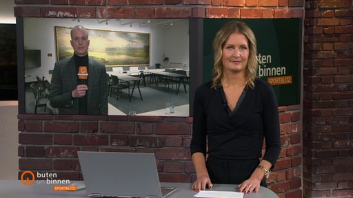 Sportblitz Moderatorin Janna Betten im buten un binnen Studio, im Monitor live zugeschaltet Reporter Torben Ostermann.