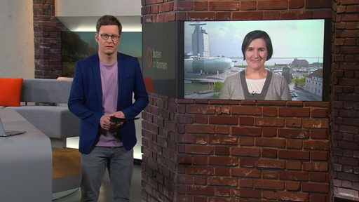 Moderator Felix Krömer im buten un binnen Studio, im Monitor Reporterin Catharina Spethmann. 