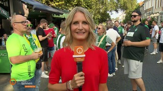 Reporterin Janna Betten vor dem Weserstadion. 