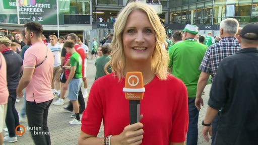 Reporterin Janna Betten vor dem Weserstadion. 