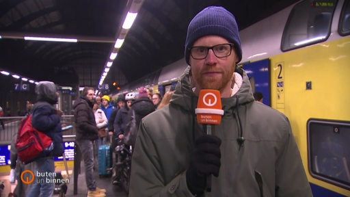Reporter Jan Meier Wendte am Bremer Hauptbahnhof. 