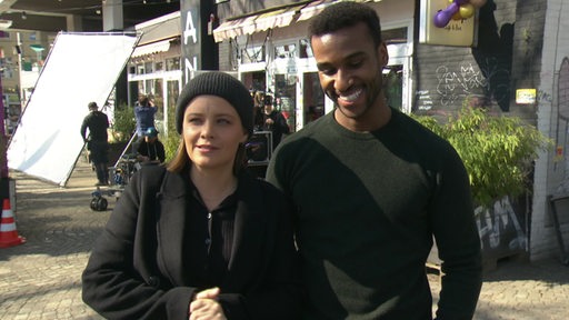 Die Schauspieler Jasna Fritzi Bauer und Tijan Nije während eines Drehs