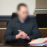 Ein Angeklagter sitzt im Gerichtssaal.