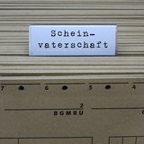 Mehrere Aktenorder, auf einem Reiter steht "Scheinvaterschaft"