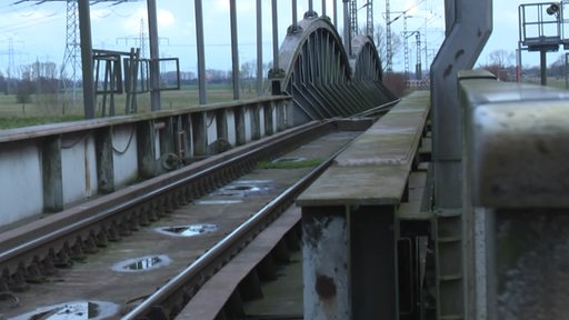 Es sind die Gleise auf einer Eisenbahnbrücke zu sehen.