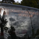 Der Hinweis "Schienenersatzverkehr" leuchtet an einer Scheibe eines Busses. 