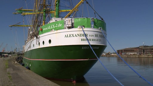 Das Schiff Alexander von Humbold II am Hafen. 