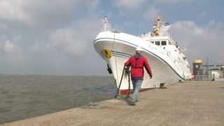 Das Fährschiff "Fair Lady" wird vom Kai losgemacht