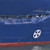 In einem auf dem Wasser fahrenden Schiff klafft ein Riss auf.