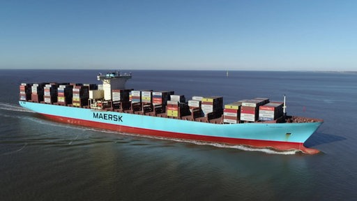 Ein Containerschiff auf einem Ozean.