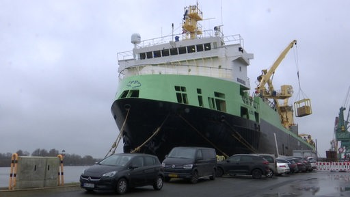 Es ist ein großes Fischereischiff im Hafen von Bremerhaven zu sehen.