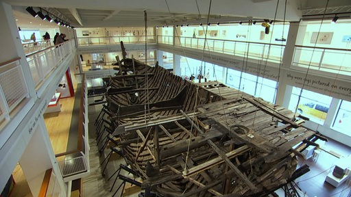 In dem Schiffsfahrtmuseum in Bremerhaven, ist der Rumpf eines großen Holzschiffes zu sehen.