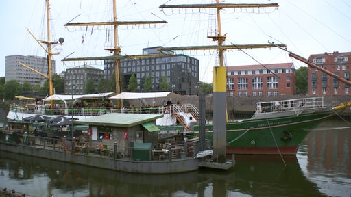 Zwei alte Schiffe liegen im Hafen in Bremen.