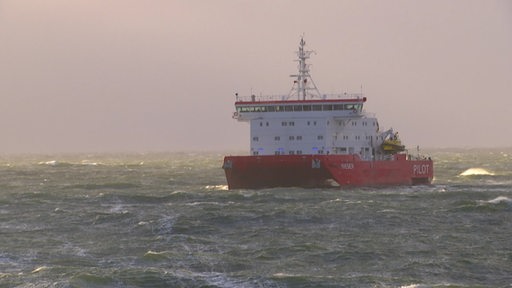 Ein Schiff fährt über ein Meer.