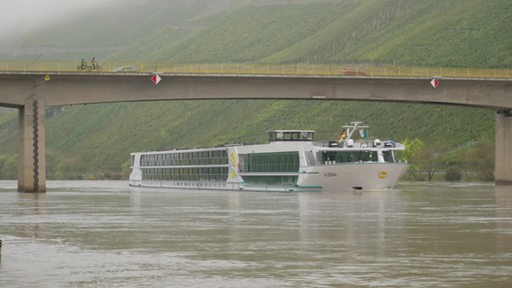 Ein Schiff im Wasser.