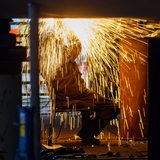 Ein Werftarbeiter der Schiffbau- und Entwicklungsgesellschaft Tangermünde (SET) schleift in der Werft den Kiel einer Fähre die dort gebaut wird.