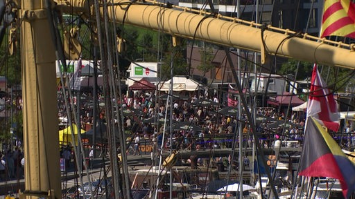 Das Hafenfest mit vielen Besucherinnen