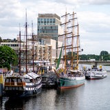 Die Schiffe „Alexander von Humboldt“ (r) und „Admiral Nelson“ liegen bei sonnigem Wetter an der Uferpromenade Schlachte nahe der Altstadt in der Weser.