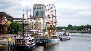 Die Schiffe „Alexander von Humboldt“ (r) und „Admiral Nelson“ liegen bei sonnigem Wetter an der Uferpromenade Schlachte nahe der Altstadt in der Weser.