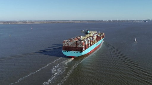Ein großes Containerschiff auf dem Weg zum Hafen von Bremerhaven.