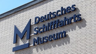 Schriftzug an einem Gebäude: "Deutsches Schifffahrtsmuseum"