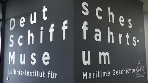 Ein schwarzer Klotz auf dem steht "Deutsches Schifffahrtsmuseum - Maritime Geschichte"