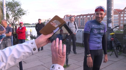 Zu sehen ist der Radfahrer Florian Schigelski, welcher gerade fotografiert wird.