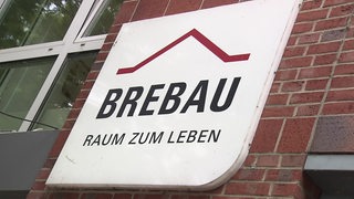 Das Schild der Wohnungsbaugesellschaft Brebau an ihrem Geschäftssitz in Bremen. 