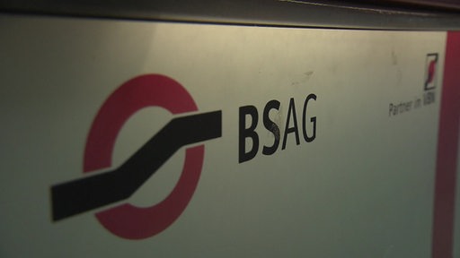Ein Schild mit dem Schriftzug und dem Logo der BSAG