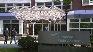 Ein Schild vor einem Gebäude trägt die Aufschrift "European Flight Academy".