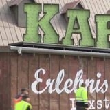 Bauarbeiter vor einem Gebäude in "Karls-Erlebnis-Dorf"
