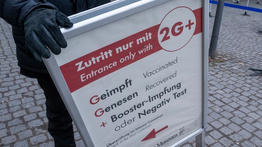 Ein Schild mit der Aufschrift „Zutritt nur mit 2G plus - Geimpft, Genesen und Booster-Impfung oder Negativ Test“