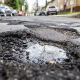 Schlaglöcher in einer Straße.