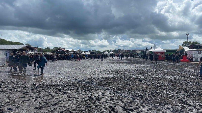 Matsch auf dem Festivalgelände in Wacken, Regenwolken ziehen auf