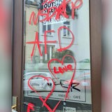 Rechte Schmierereien an der Tür vom Rat&Tat-Vereinshaus