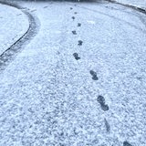 Fußspuren im Schnee auf der Straße