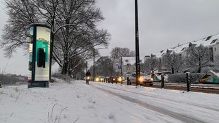 Verschneite Fahrbahnen am Osterdeich
