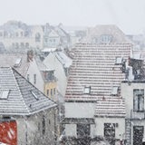 Dächer in einer Siedlung sind mit Schnee bedeckt