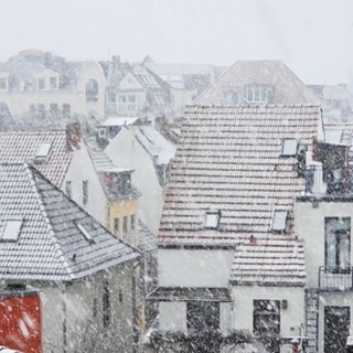 Dächer in einer Siedlung sind mit Schnee bedeckt