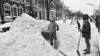Ein Straßenzug in Bremen mit viel Schnee im Winter 1978/79.