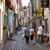 Menschen schlendern durchs Schnoor-Viertel.