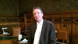 Richter Helmut Kellermann in einem Saal des Bremer Landgerichts.
