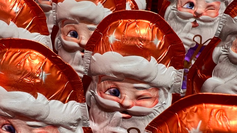 Schokoladenweihnachtsmänner stehen nebeneinander in einem Laden