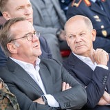Bundeskanzler Olaf Scholz sitzt neben Verteidigungsminister Boris Pistorius