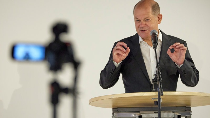 Bundeskanzler Olaf Scholz (SPD) hält eine Rede beim SPD-Unterbezirksparteitag im GINN-Hotel.