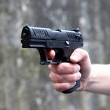 Eine Hand hält eine Schreckschusswaffe.