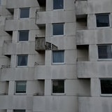 Zu sehen ist ein maroder Balkon.