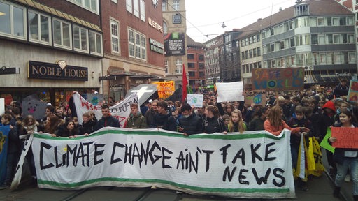 Schüler demonstrieren in der Bremer Innenstadt.