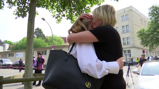 Die Schülerin die als erstes aus dem Bremerhavener Lloydgymnasium entkommen konnte schließt ihre Mutter in die Arme.
