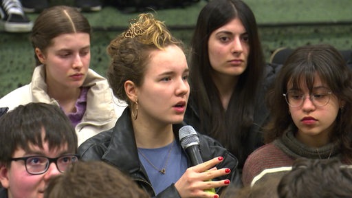 Eine Schülerin eines Gymnasiums in Lilienthal diskutiert bei einer Veranstaltung über die Wiedereinführung der Wehrpflicht.